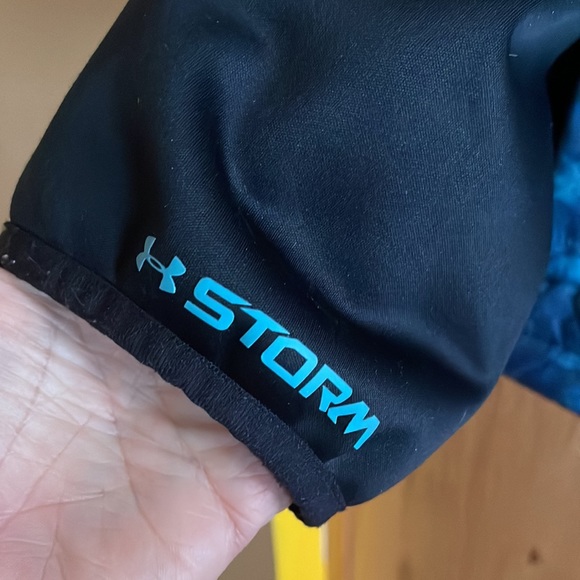 Under Armour Women's Hooded Running
Jacket sz sm - Picture 4 of 9